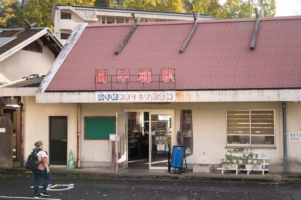 日本宮崎景點｜高千穗小火車創意巧思+山林美景譜出30分鐘夢幻體驗！滿載當地人生活回憶的高千穗線，廢線後從無力回天翻身成熱門觀光列車，再度為當地注入活力！(高千穂あまてらす鉄道、高千穗天照大神鐵道)