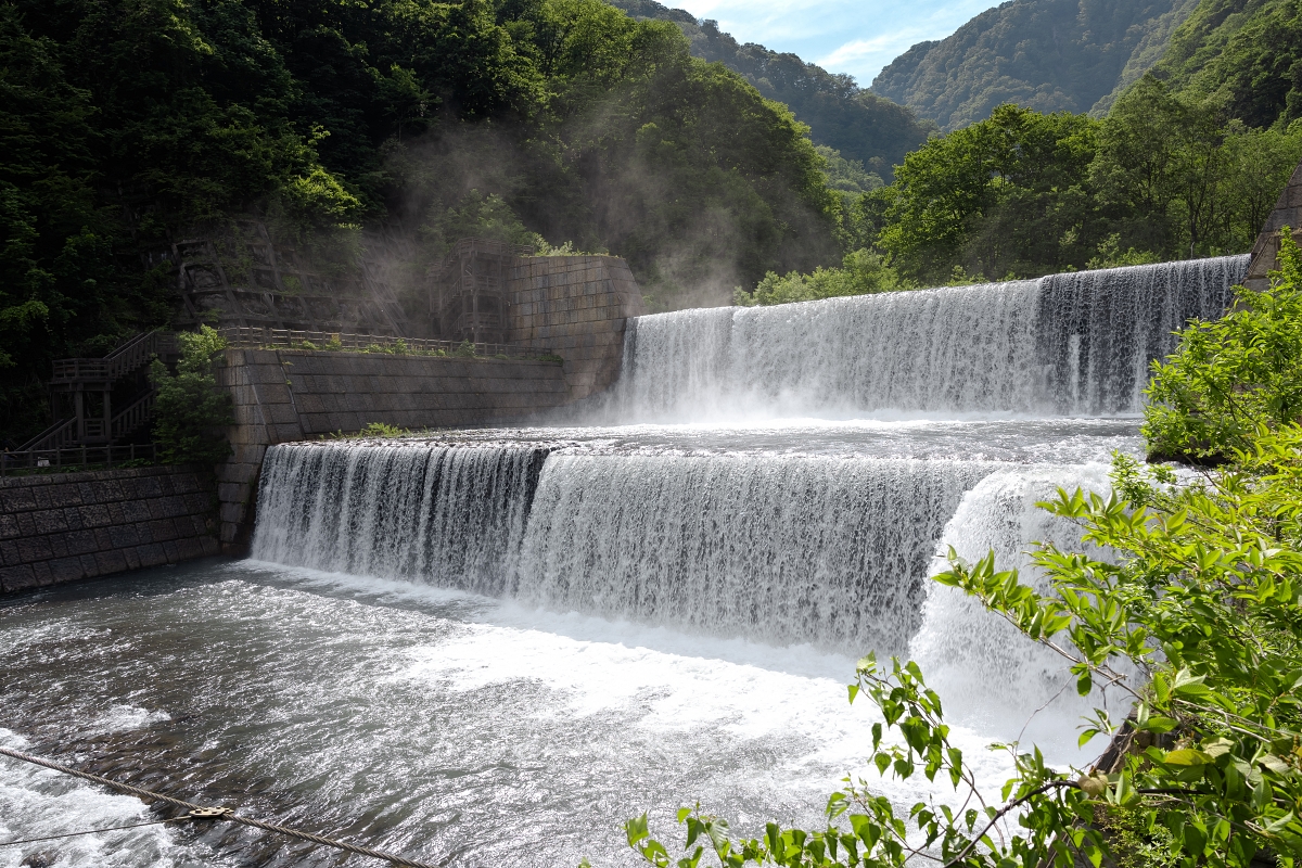 日本新潟美食景點｜妙高戶隱連山國立公園與自然同遊苗名瀑布、井守池，入住療癒與美肌兼具的百年赤倉溫泉(いもり池、岡山旅館、旅館おかやま)