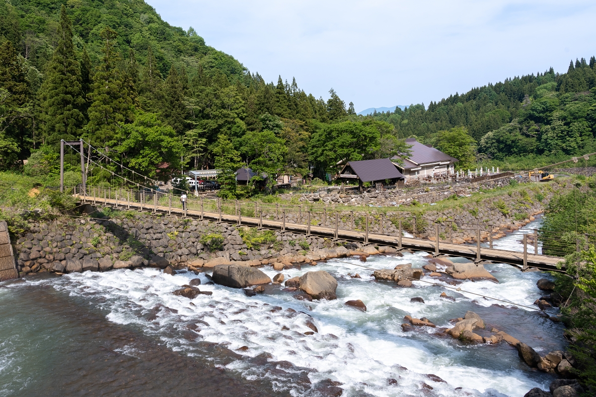 日本新潟美食景點｜妙高戶隱連山國立公園與自然同遊苗名瀑布、井守池，入住療癒與美肌兼具的百年赤倉溫泉(いもり池、岡山旅館、旅館おかやま)