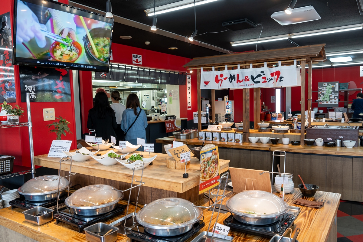 日本福島景點｜河京拉麵館豬苗代店體驗自己做喜多方拉麵配料隨你加+30種以上自助餐料理吃到飽，創意可愛紅牛神社還能順道買滿各式伴手禮！(河京ラーメン館 猪苗代店)