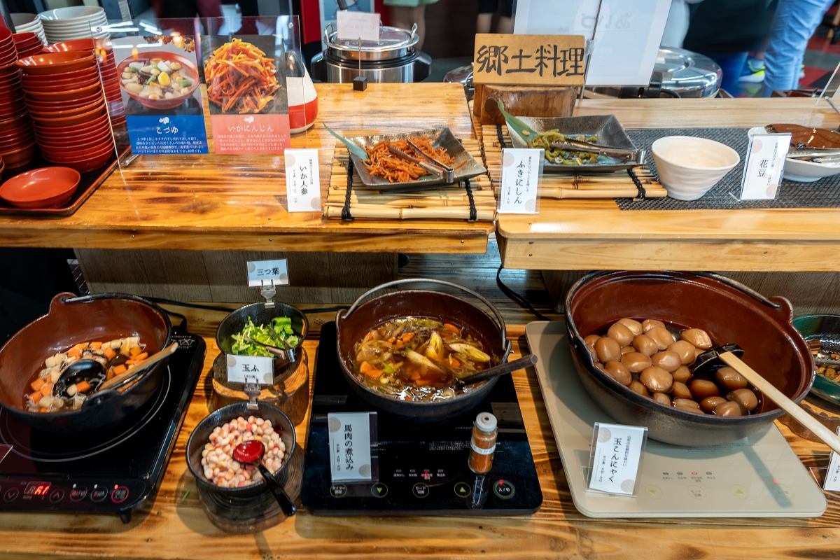 日本福島景點｜河京拉麵館豬苗代店體驗自己做喜多方拉麵配料隨你加+30種以上自助餐料理吃到飽，創意可愛紅牛神社還能順道買滿各式伴手禮！(河京ラーメン館 猪苗代店)