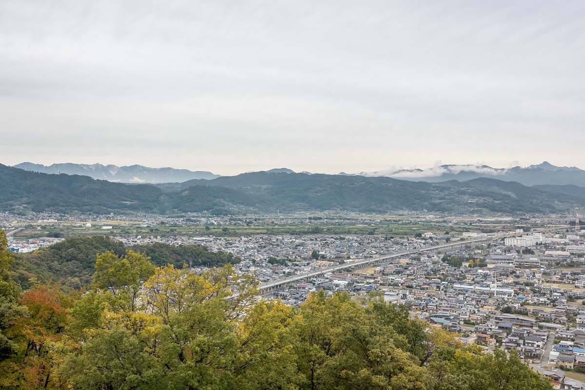 日本長野景點｜千曲市森將軍塚古墳與姨捨梯田風景壯麗，夜宿美肌之湯戶倉上山田溫泉，體驗溫泉街與特色小酒館魅力！(圓山莊、スナック)