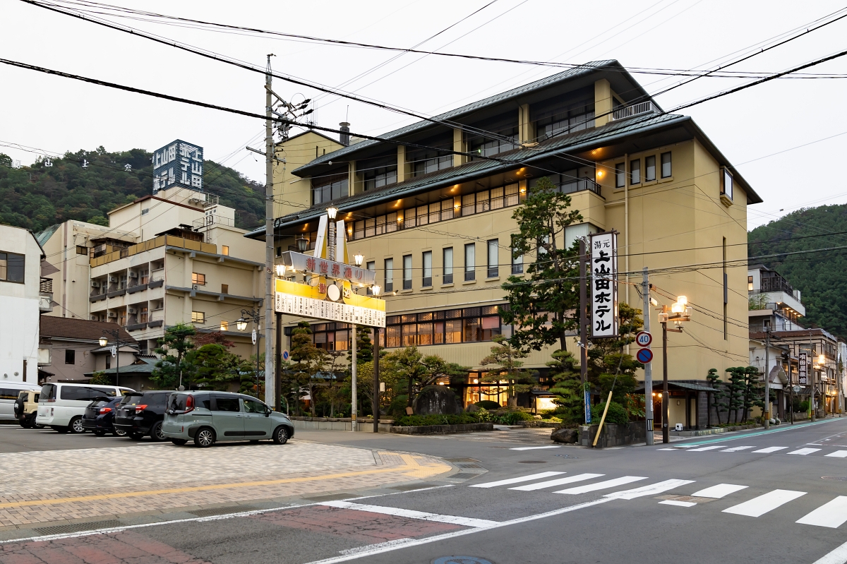 日本長野景點｜千曲市森將軍塚古墳與姨捨梯田風景壯麗，夜宿美肌之湯戶倉上山田溫泉，體驗溫泉街與特色小酒館魅力！(圓山莊、スナック)
