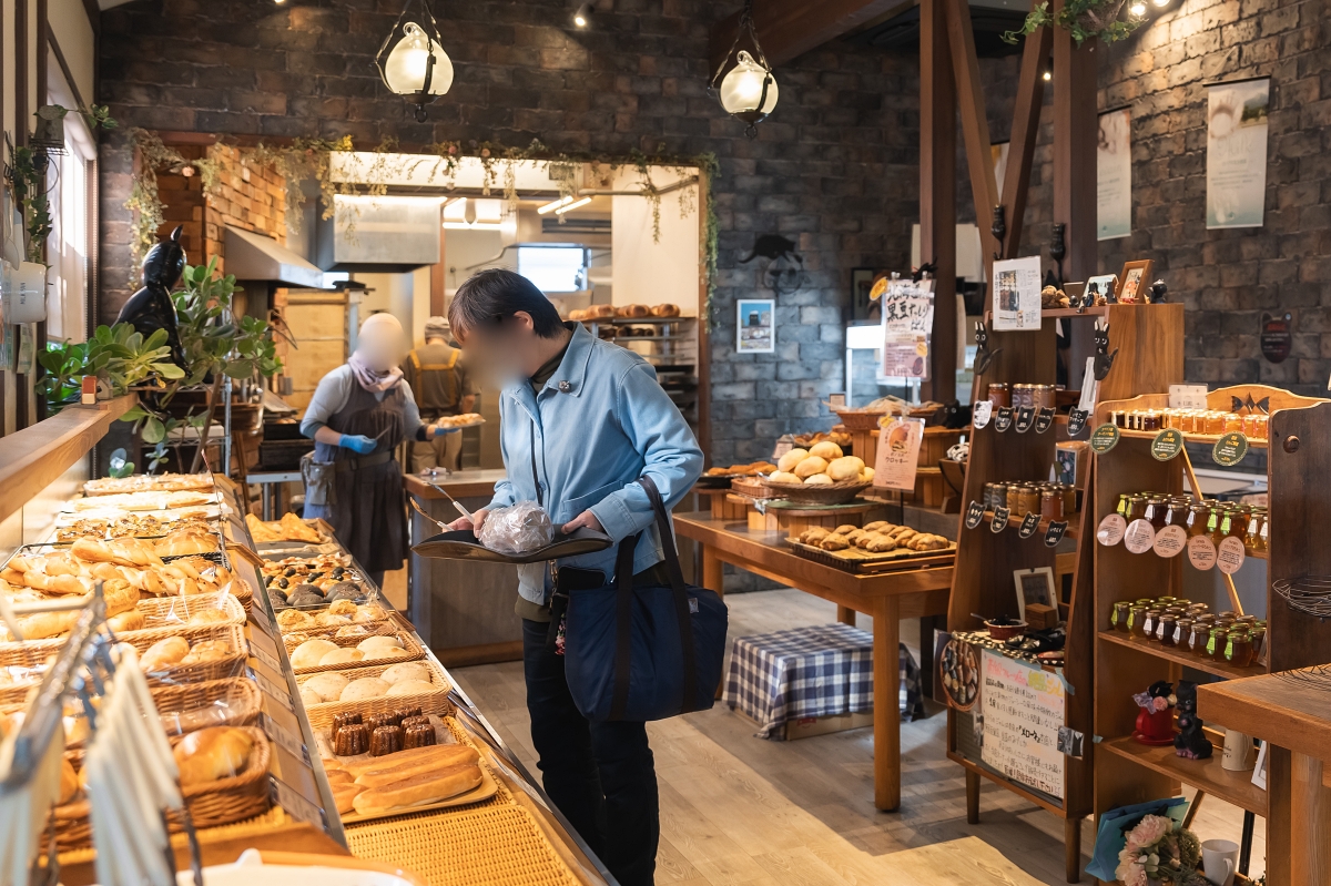 日本鳥取美食｜スペイン石窯パンの家 ボノス (Bonos)在地人推薦美味實惠的窯烤麵包，橄欖樹庭院中享受悠閒時光！