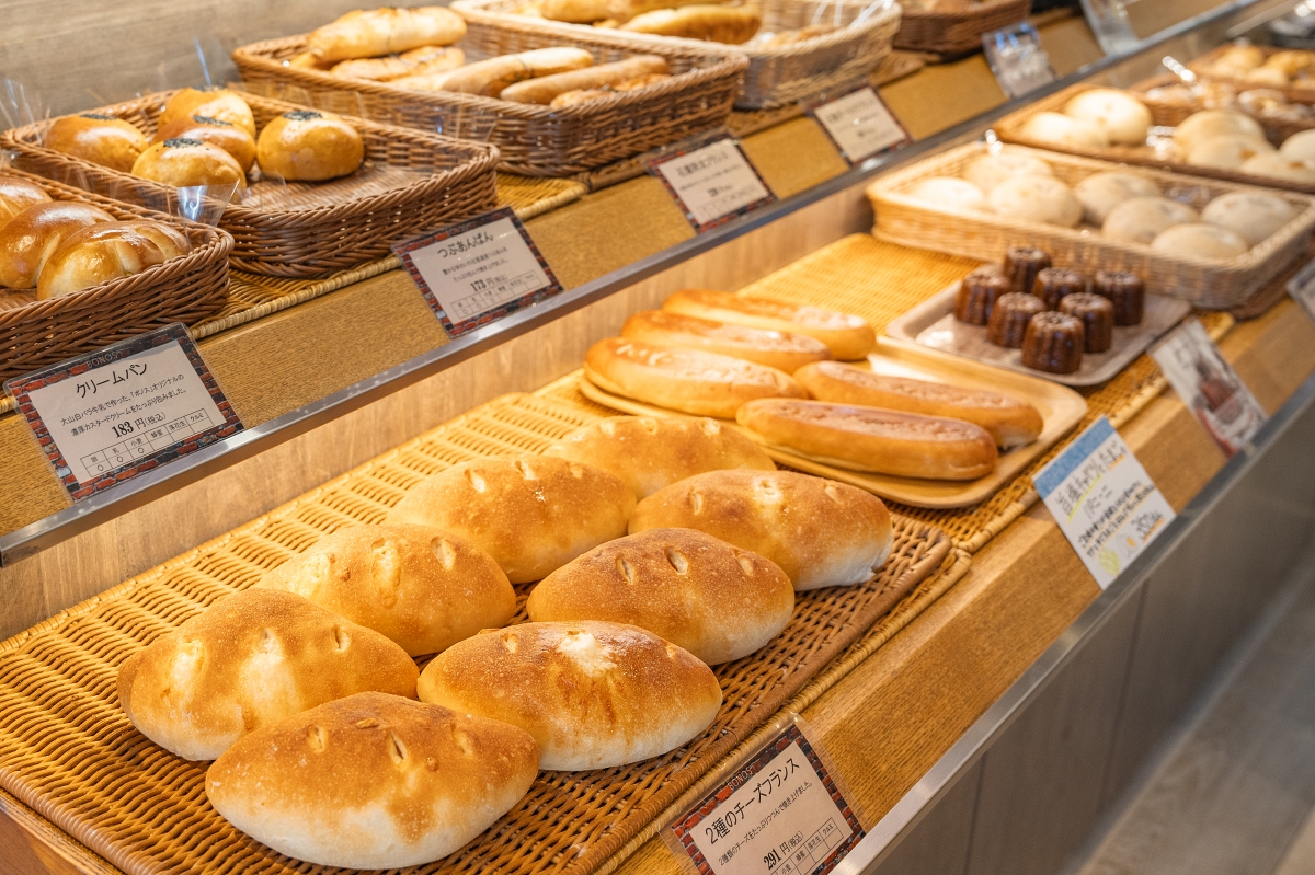 日本鳥取美食｜スペイン石窯パンの家 ボノス (Bonos)在地人推薦美味實惠的窯烤麵包，橄欖樹庭院中享受悠閒時光！