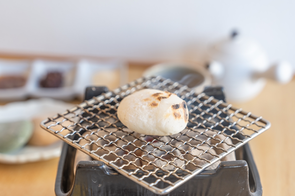 日本鳥取美食｜土井製菓在地140年歷史麻糬和菓子老舖，立川店體驗自己動手炭火烤糰子！(七輪団子、大福、丸餅、日式甜點)